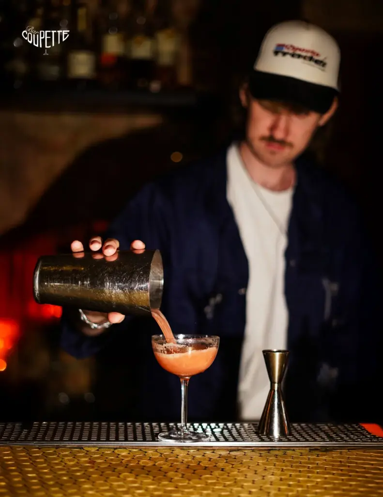 Bermaid chez Coupette en train de préparer un cocktail tendance