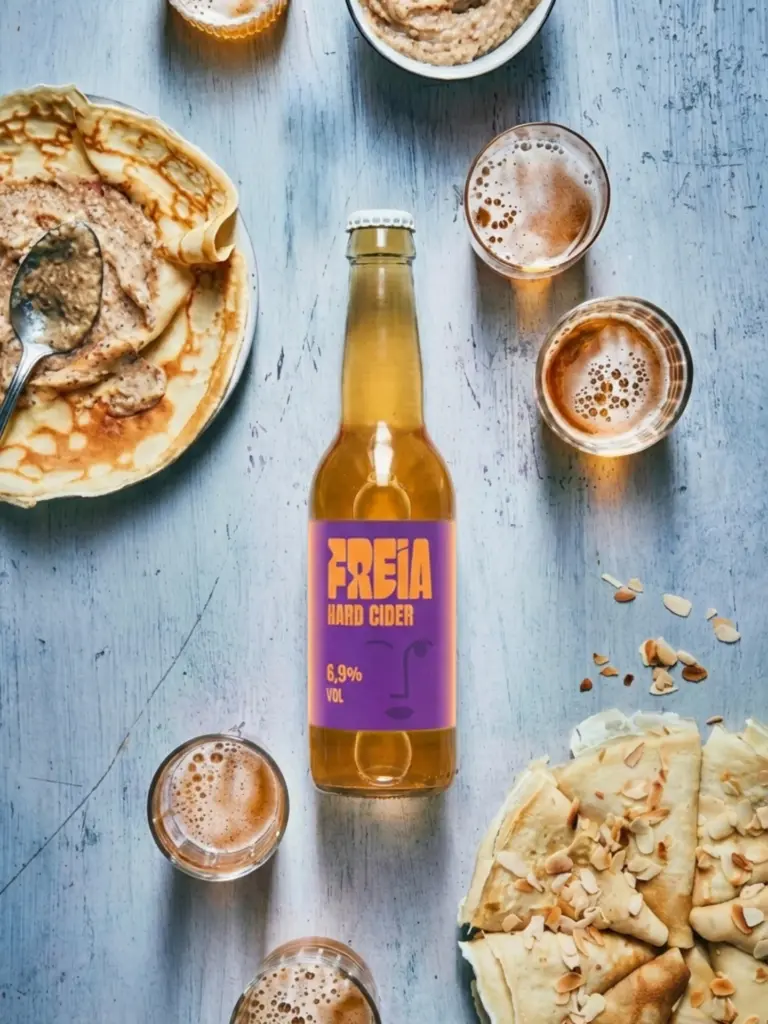 Bouteille de hard cider avec crêpe